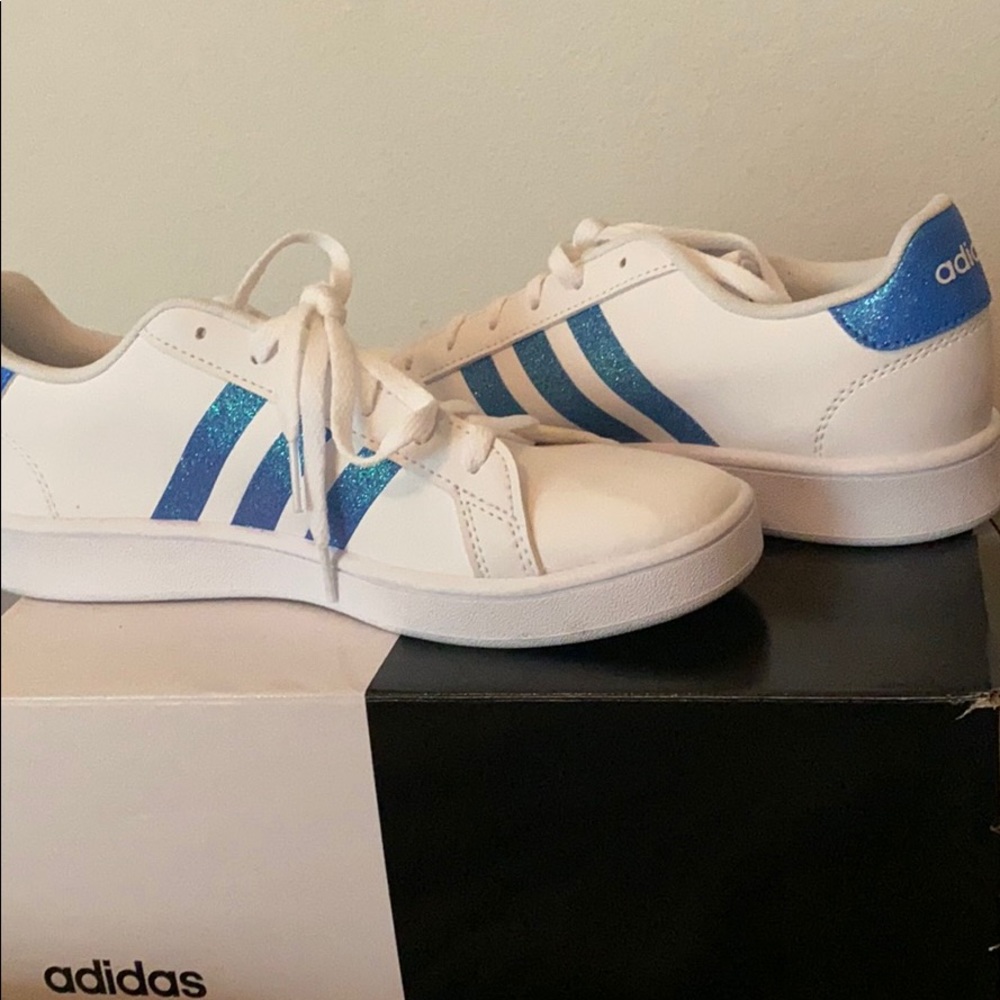 New Grand Court K Adidas size 5 (7 in women’s)
